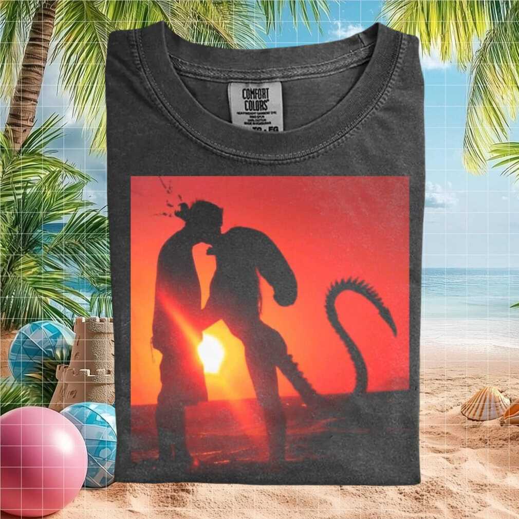 Alien and Predator Sci Fi Romantic Sunset Silhouette T Shirt - Limotees LLC