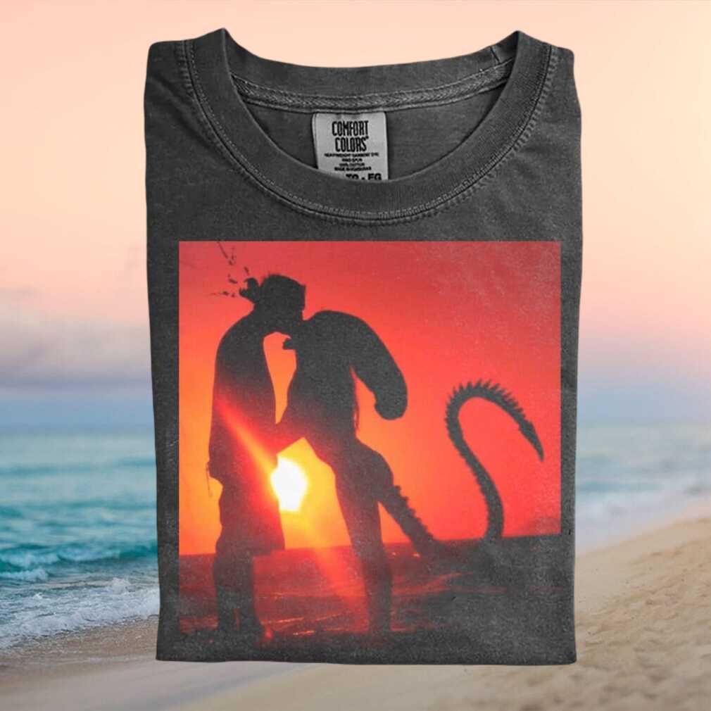 Alien and Predator Sci Fi Romantic Sunset Silhouette T Shirt - Limotees LLC